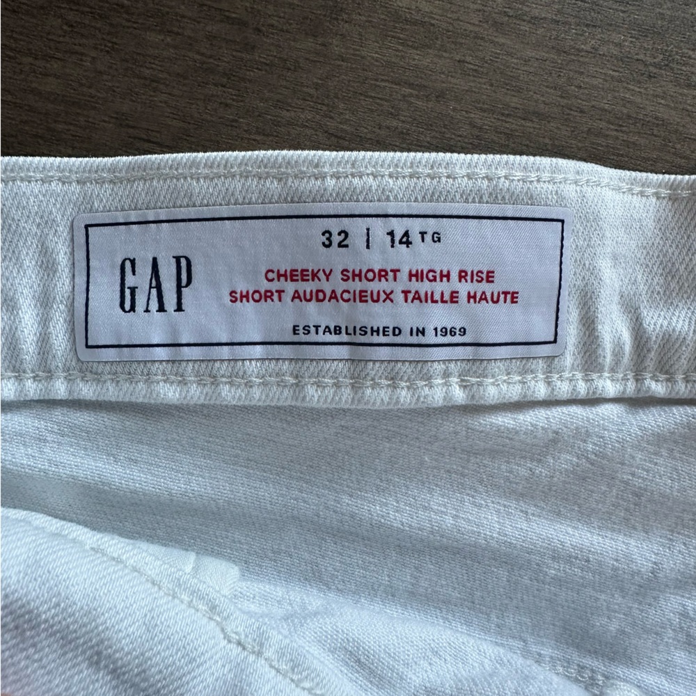 GAP White “cheeky short High rise” Jean shorts - size 32 - Picture 3 of 6